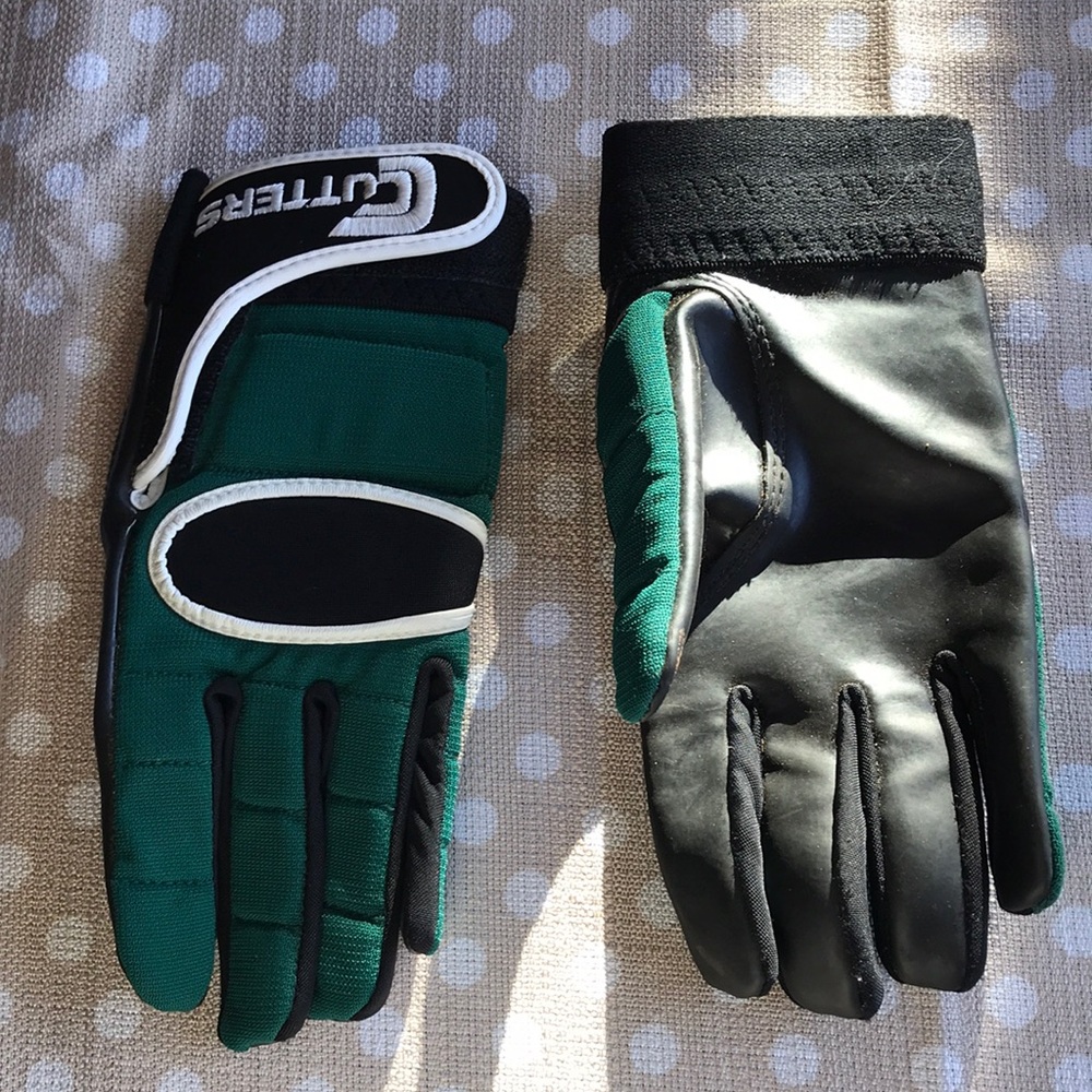 Cutters size small green/black football gloves.